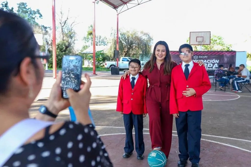 Mónica Valdez inaugura techumbre y alumbrado de la cancha multideportiva en Tiríndaro-1