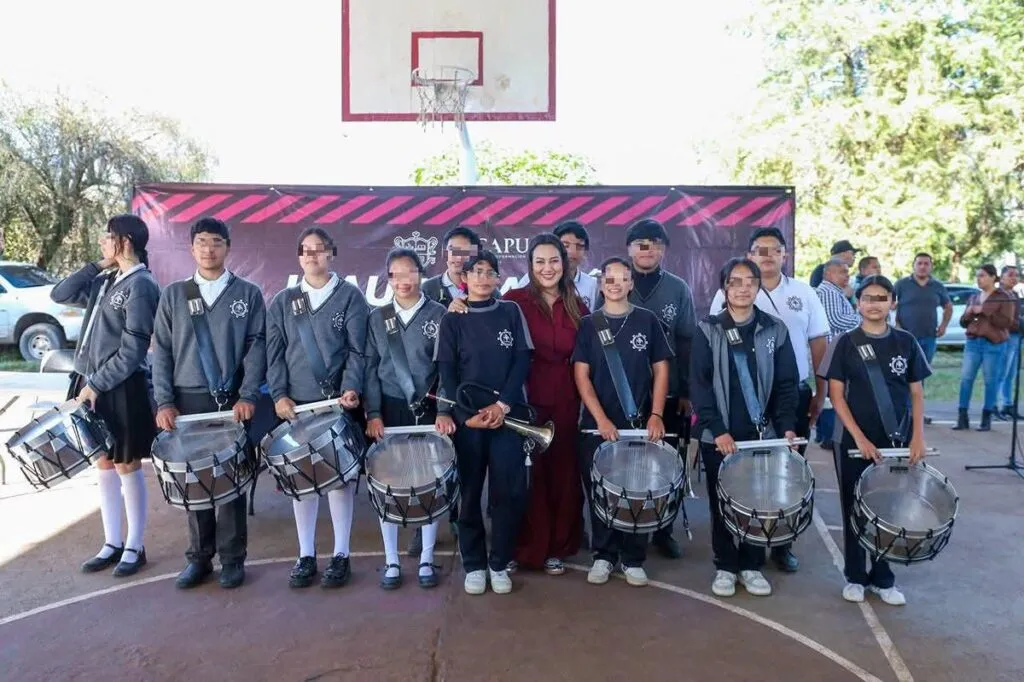 Mónica Valdez inaugura techumbre y alumbrado de la cancha multideportiva en Tiríndaro-2