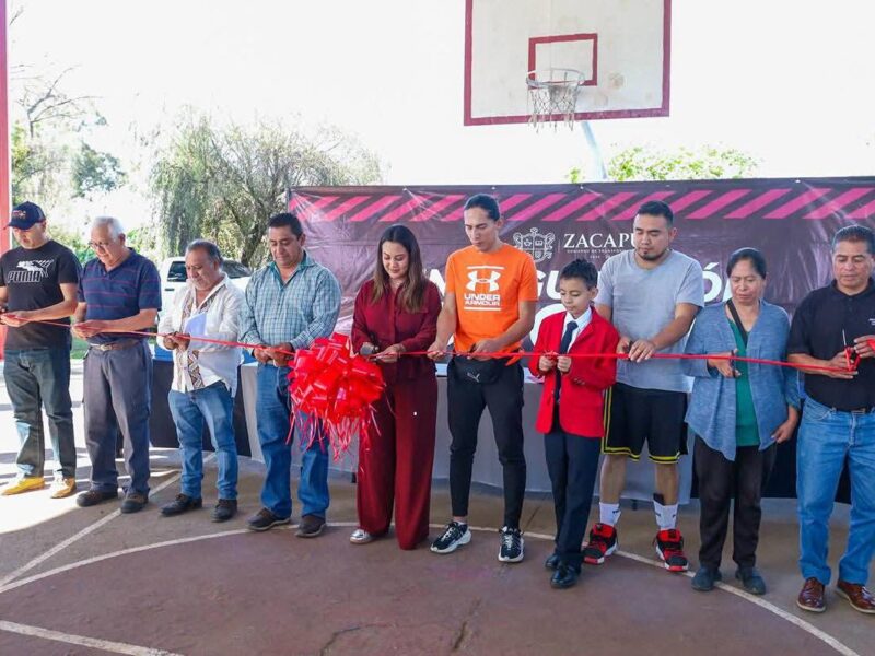 Mónica Valdez inaugura techumbre y alumbrado de la cancha multideportiva en Tiríndaro