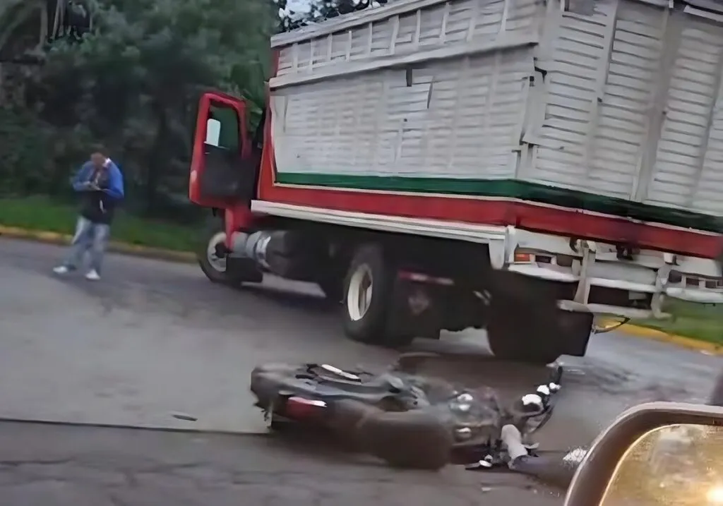 Motociclista pierde la vida al chocar contra un camión en Uruapan en accidente