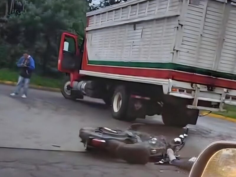 Motociclista pierde la vida al chocar contra un camión en Uruapan en accidente
