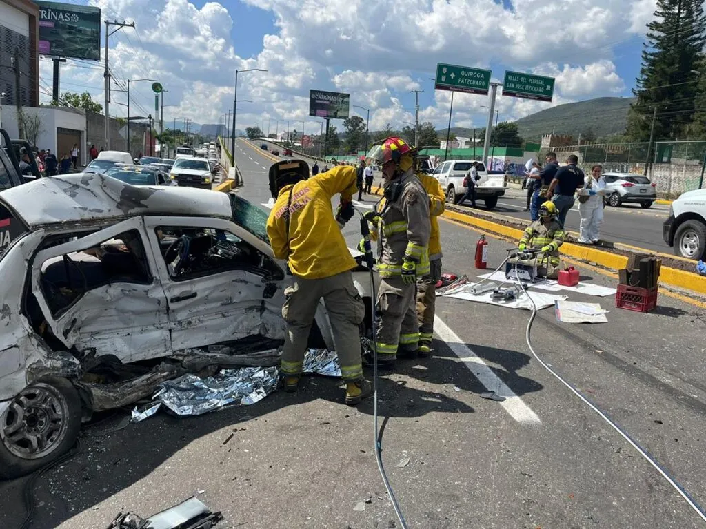 Mueren dos personas y una más resultó herida en aparatoso accidente al poniente de Morelia