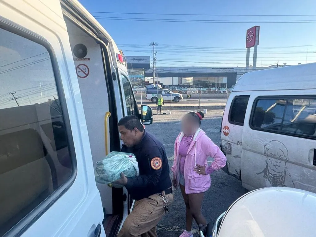 Mujer embarazada da a luz en combi de Ecatepec, paramédicos acudieron para atenderla-1