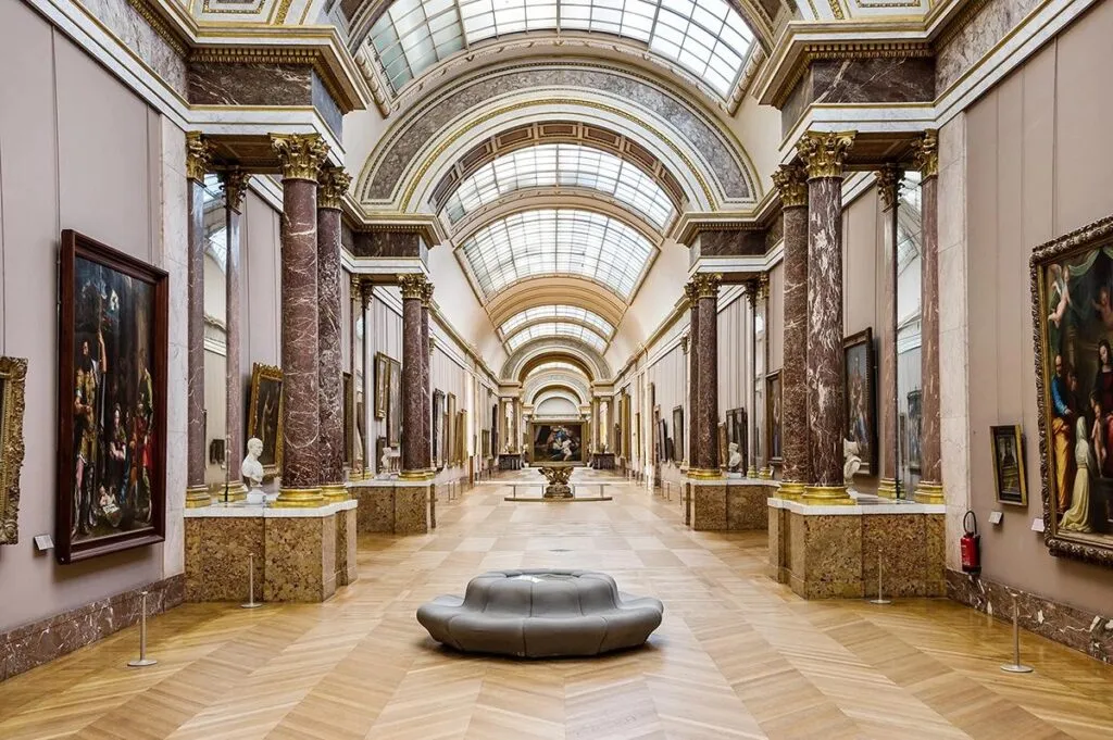 Museo de Louvre se mantendrá cerrado tras el robo de joyas de la colección de la corona