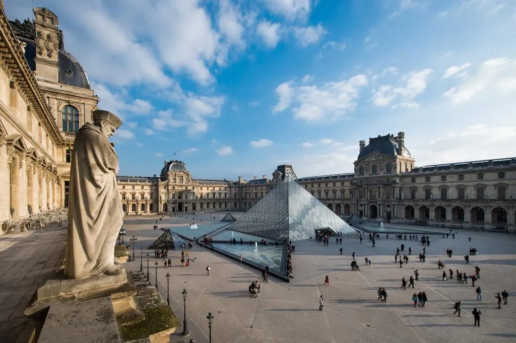 Museo de Louvre se mantendrá cerrado tras ser víctima de robo
