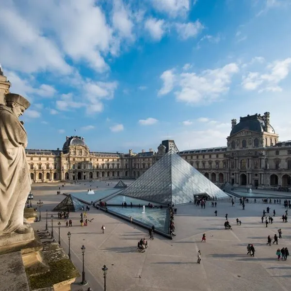 Louvre cierra tras robo de joyas de la corona
