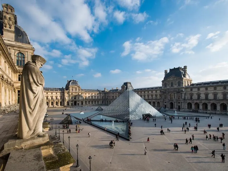 Museo de Louvre se mantendrá cerrado tras ser víctima de robo