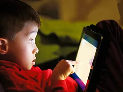 Niños pegados al celular y padres ausentes: alerta en Morelia