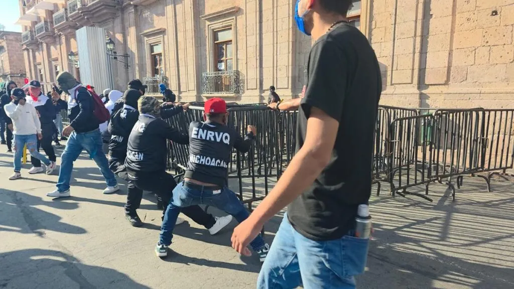 Normalistas de Michoacán marchan en Morelia y causan destrozos edificios, vehículos y negocios Centro Histórico
