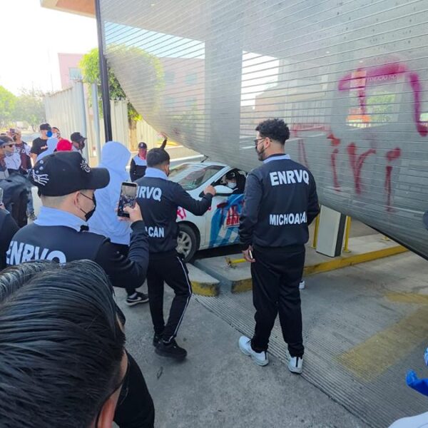 Marchan normalistas y a su paso, destruyen edificios públicos y particulares