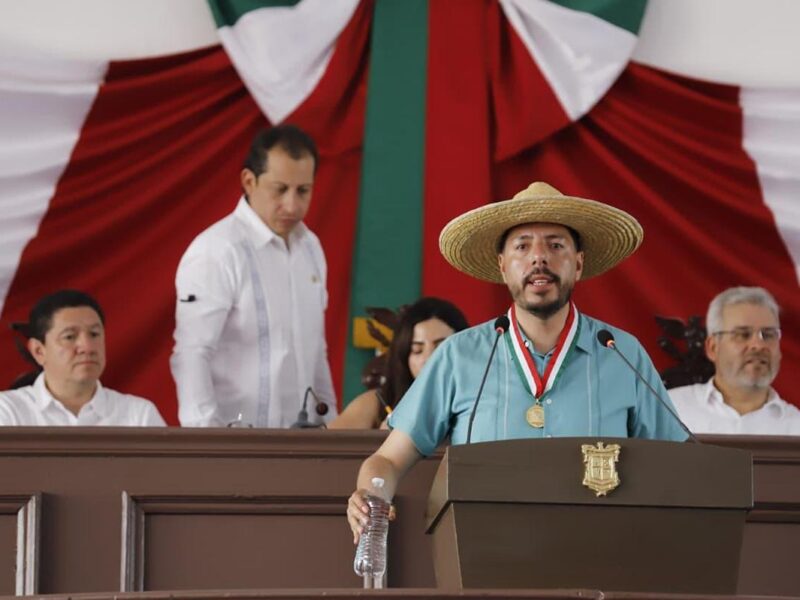 Otorga 76 Legislatura Presea “Constitución de 1814” a Felipe Orlando Aragón Andrade, en Apatzingán