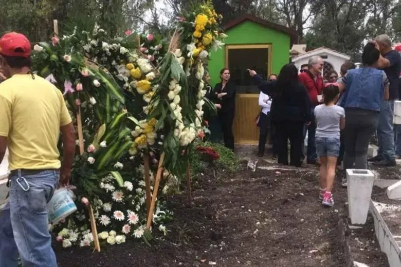 Panteones en Michoacán: 36 con fosas comunes. INEGI, Día de Muertos, cadáveres identificados