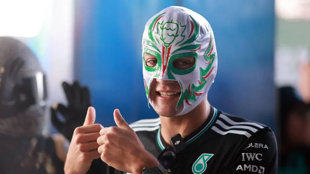 Piloto de F1 se disfraza de luchador para disfrutar el GP de México 2025 como otro fan-1