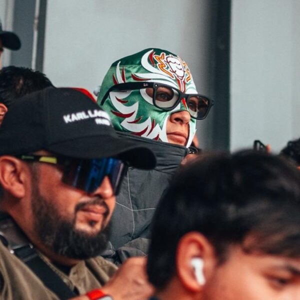 Piloto de F1 se disfraza de luchador para ver el GP de México