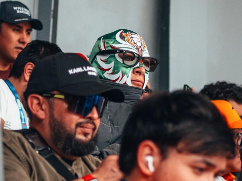 Piloto de F1 se disfraza de luchador para disfrutar el GP de México 2025 como otro fan