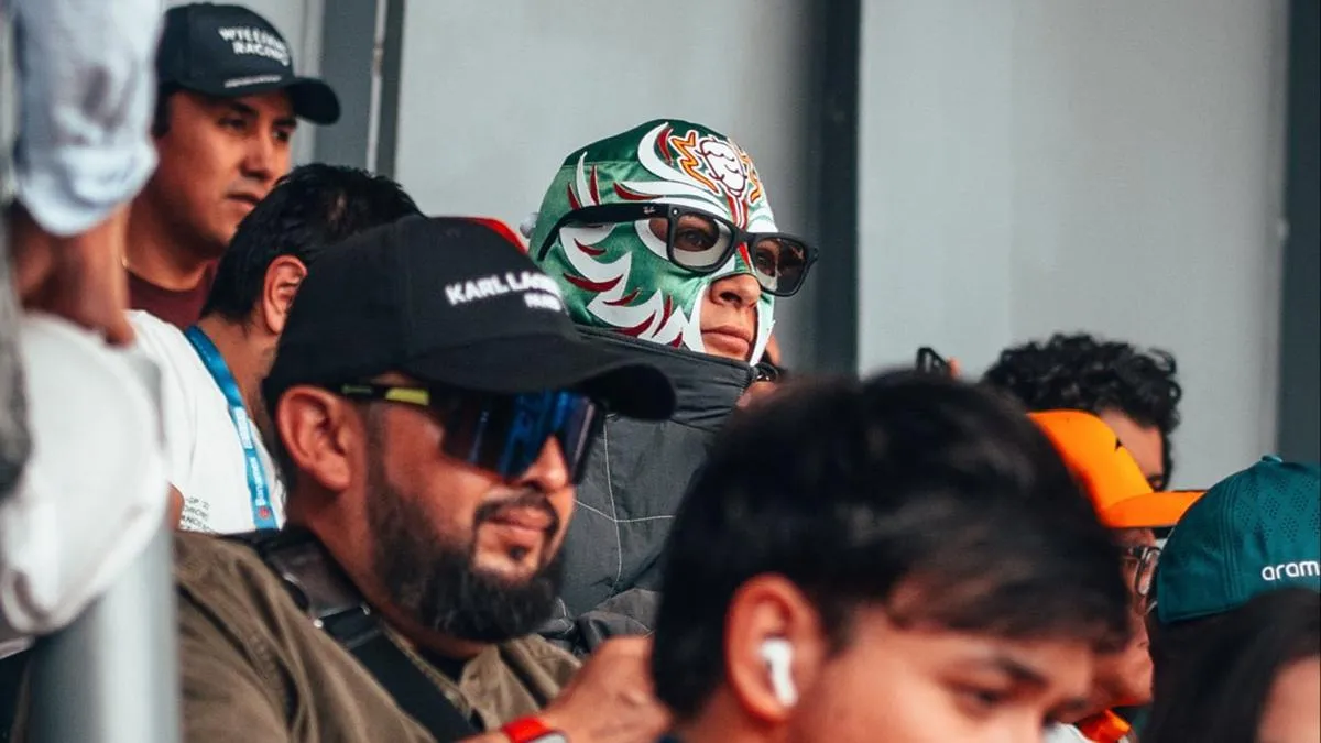 Piloto de F1 se disfraza de luchador para disfrutar el GP de México 2025 como otro fan