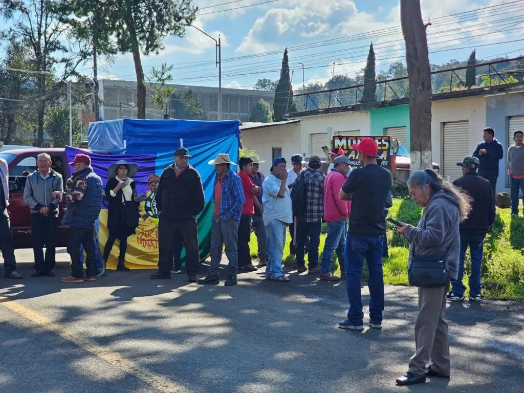 Por “Día de la Raza” comuneros bloquean carreteras de Michoacán