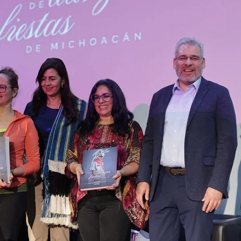 Presenta Bedolla catálogo que inmortaliza riqueza de danzas y fiestas de Michoacán