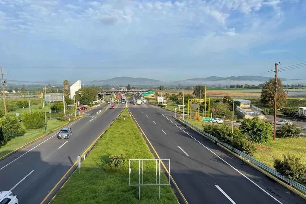 Productores agrícolas de Michoacán, liberan los bloqueos de las carreteras por noche de muertos