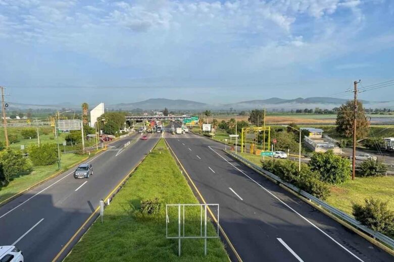 Productores agrícolas de Michoacán, liberan los bloqueos de las carreteras por noche de muertos