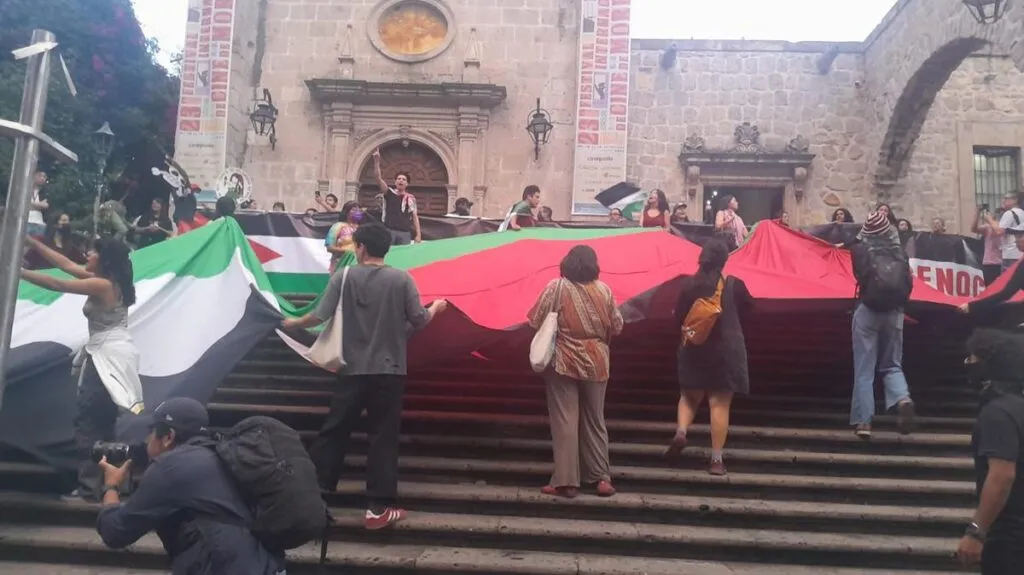 Durante una protesta pro Palestina en el FICM en Morelia, manifestantes exigieron romper lazos con Israel y denunciaron la indiferencia cultural ante la guerra en Gaza
