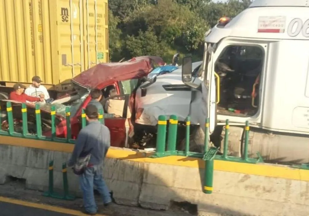 Reportan 16 lesionados tras accidente en la Siglo XXI