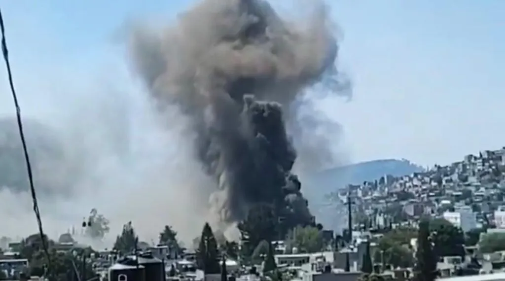 Reportan fuerte incendio en fábrica de colchones en Ecatepec