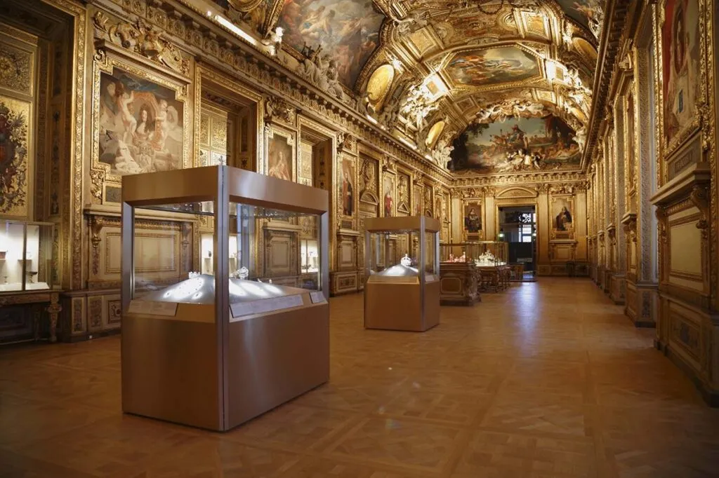 Robo en el Museo de Louvre: Dos detenidos confesaron pero joyas siguen sin aparecer