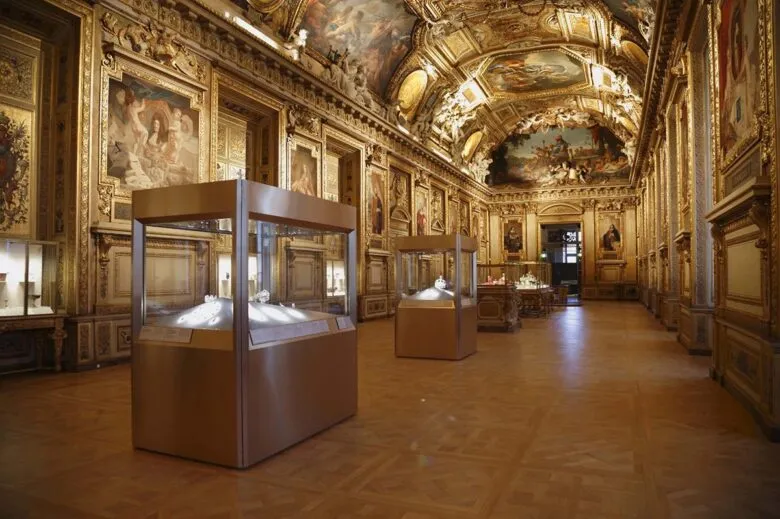 Robo en el Museo de Louvre: Dos detenidos confesaron pero joyas siguen sin aparecer