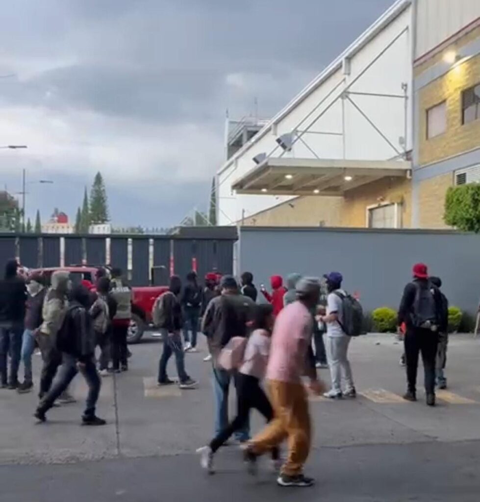 Segundo día de marcha normalista; dañan edificios e incendian vehículos-1