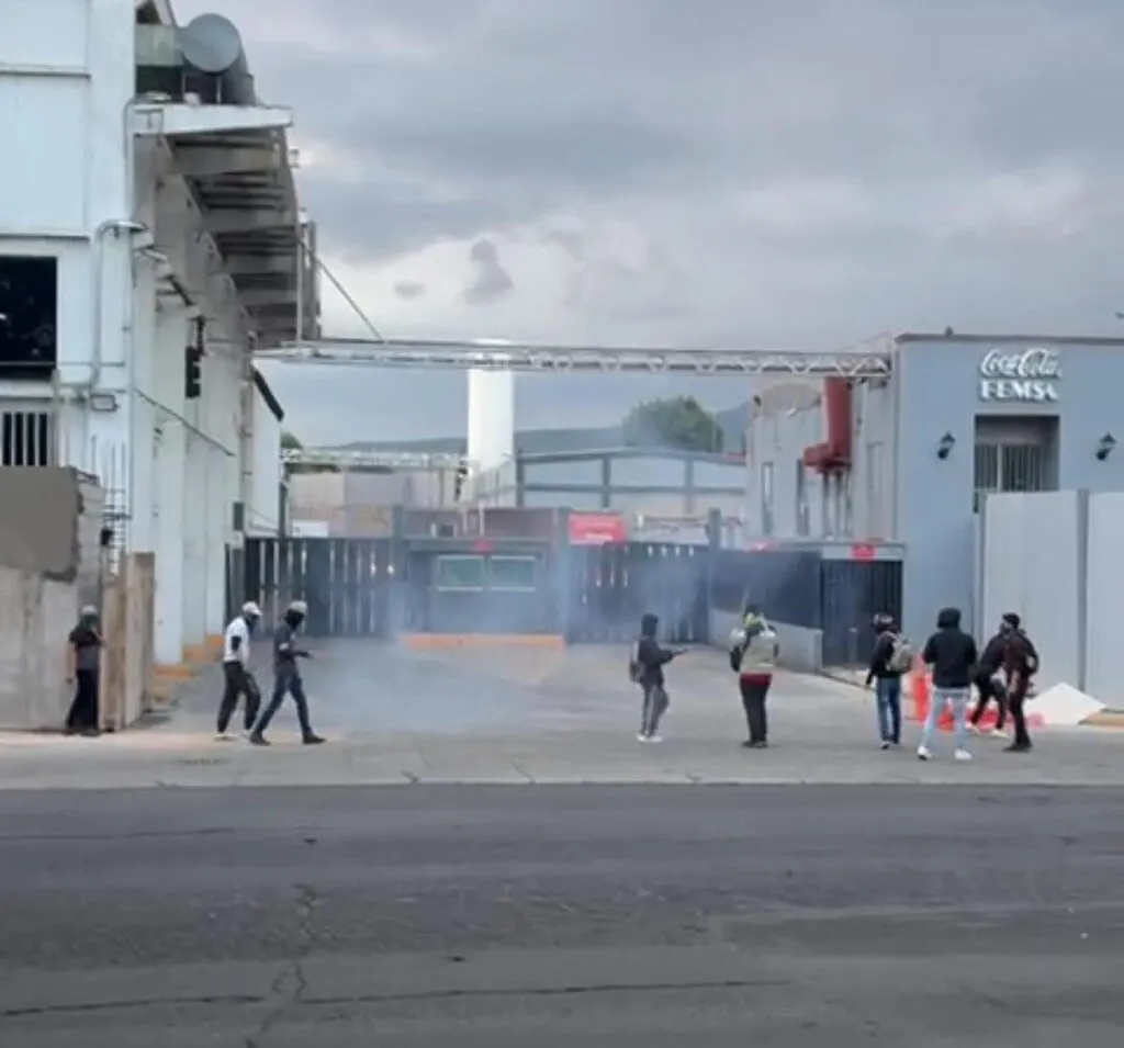 Segundo día de marcha normalista; dañan edificios e incendian vehículos-2