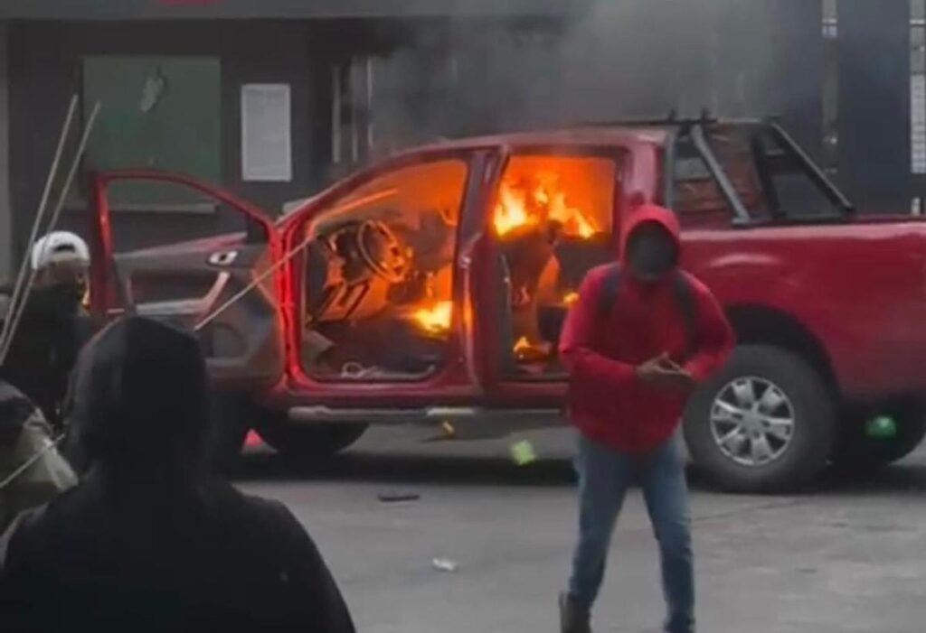 Segundo día de marcha normalista; dañan edificios e incendian vehículos-3