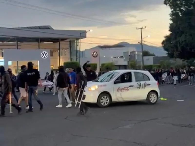 Segundo día de marcha normalista; dañan edificios e incendian vehículos