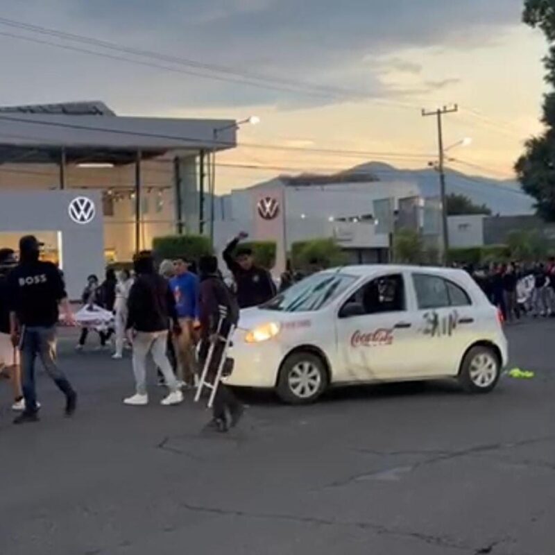Segundo día de marcha normalista; dañan edificios e incendian vehículos