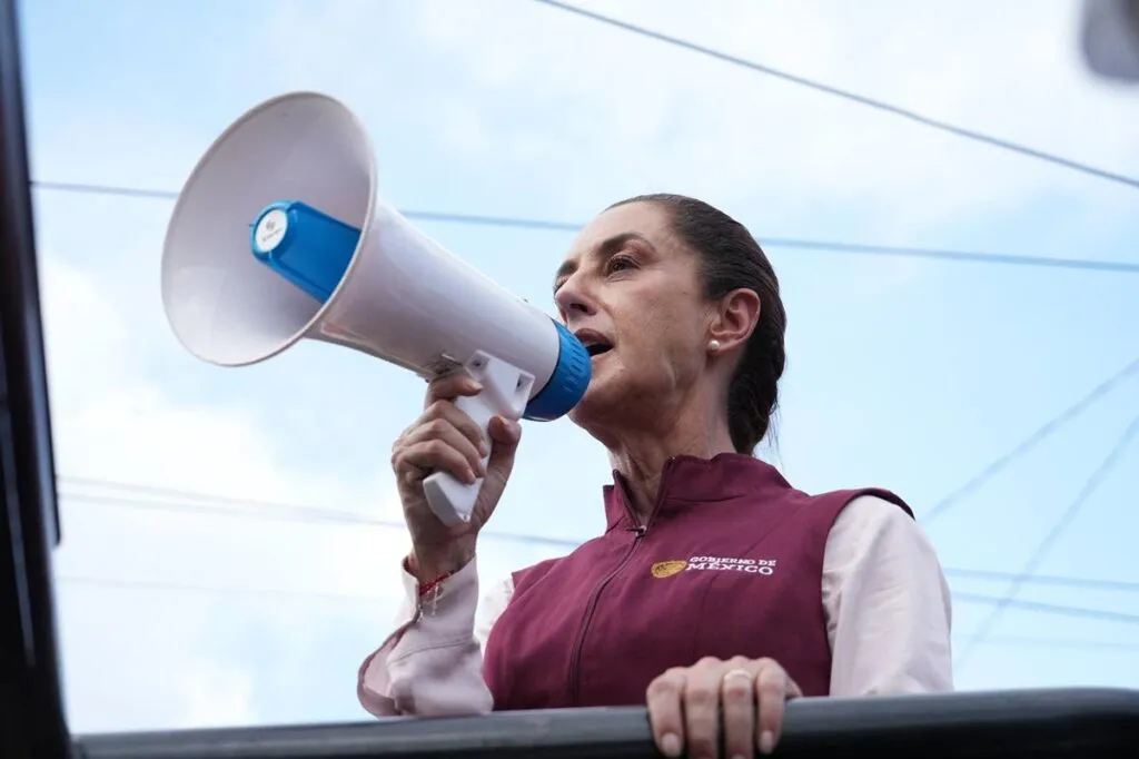 Sheinbaum pide a damnificados de Tianguistengo “pensar su voto”