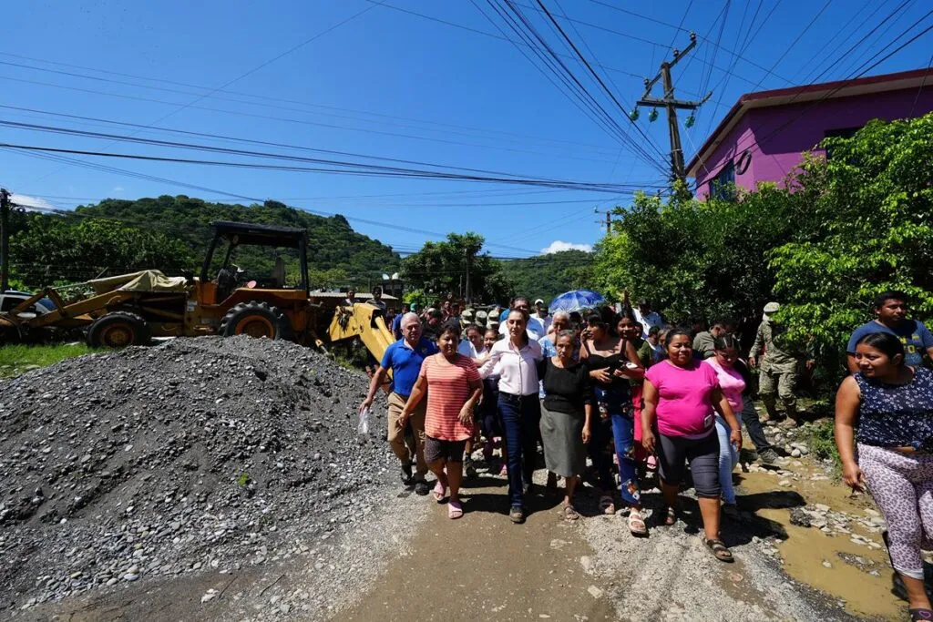 Sheinbaum recorre zonas afectadas por lluvias: establecen puentes aéreos en comunidades aisladas