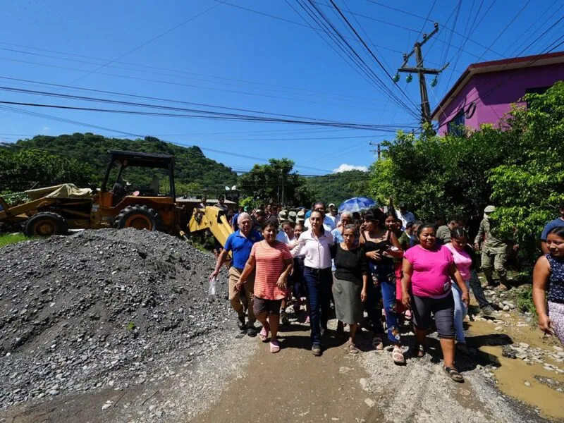 Sheinbaum recorre zonas afectadas por lluvias: establecen puentes aéreos en comunidades aisladas