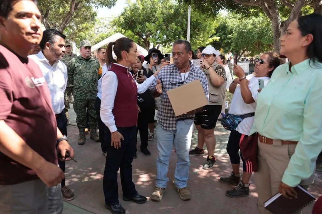Sheinbaum supervisa entrega de apoyos a damnificados en Veracruz