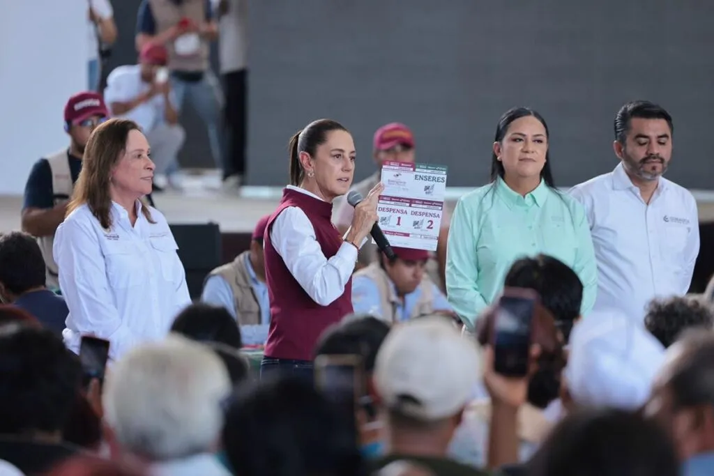 Sheinbaum supervisa entrega de apoyos a damnificados en Veracruz-2