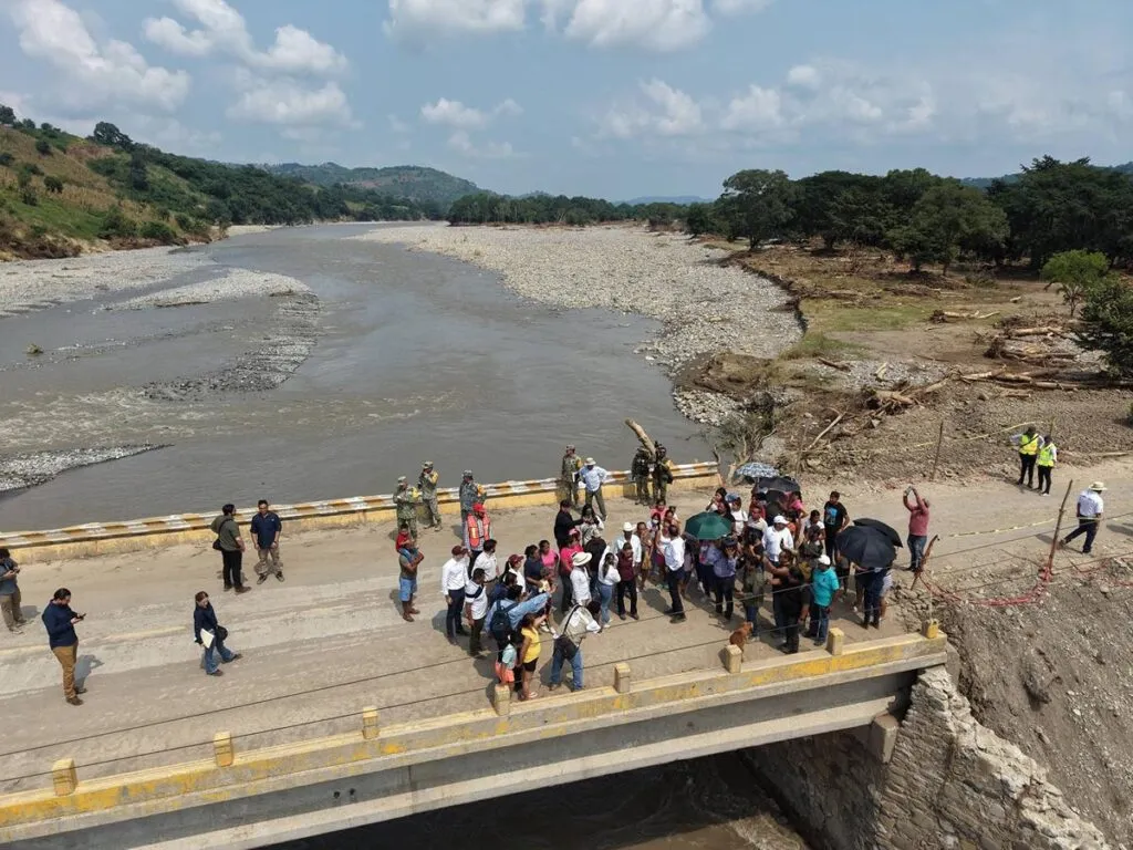 Sheinbaum supervisa limpieza de Pantepec junto con el gobernador de Puebla-2