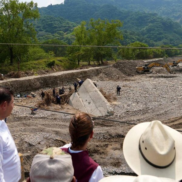 Claudia Sheinbaum y gobernador de Puebla Alejandro Armenta supervisan tareas de limpieza en Pantepec
