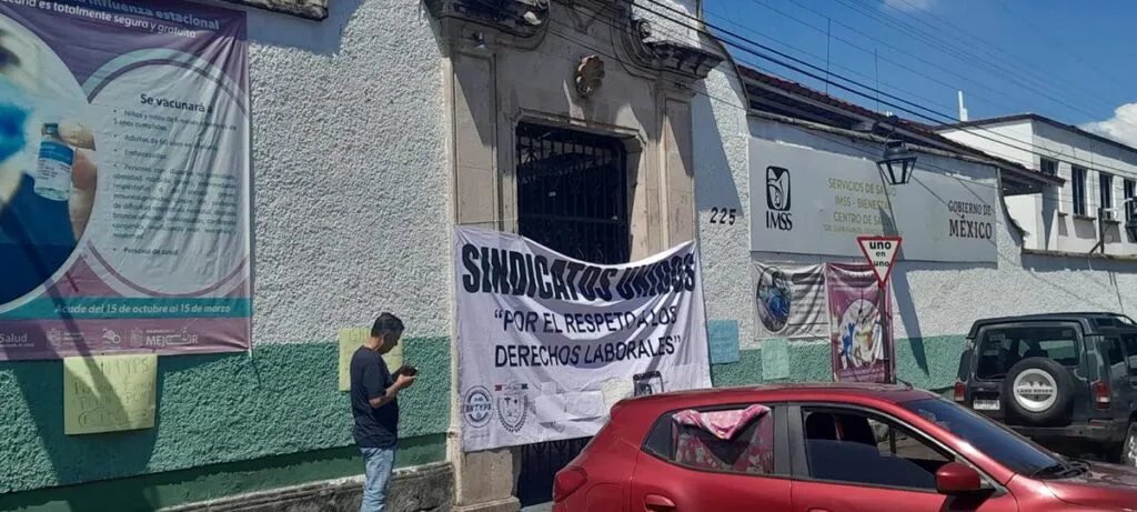 Sindicatos de salud toman oficinas de la SSM, exigen uniformes, estabilidad laboral