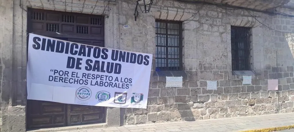 Sindicatos de salud toman oficinas se manifiestan en Morelia