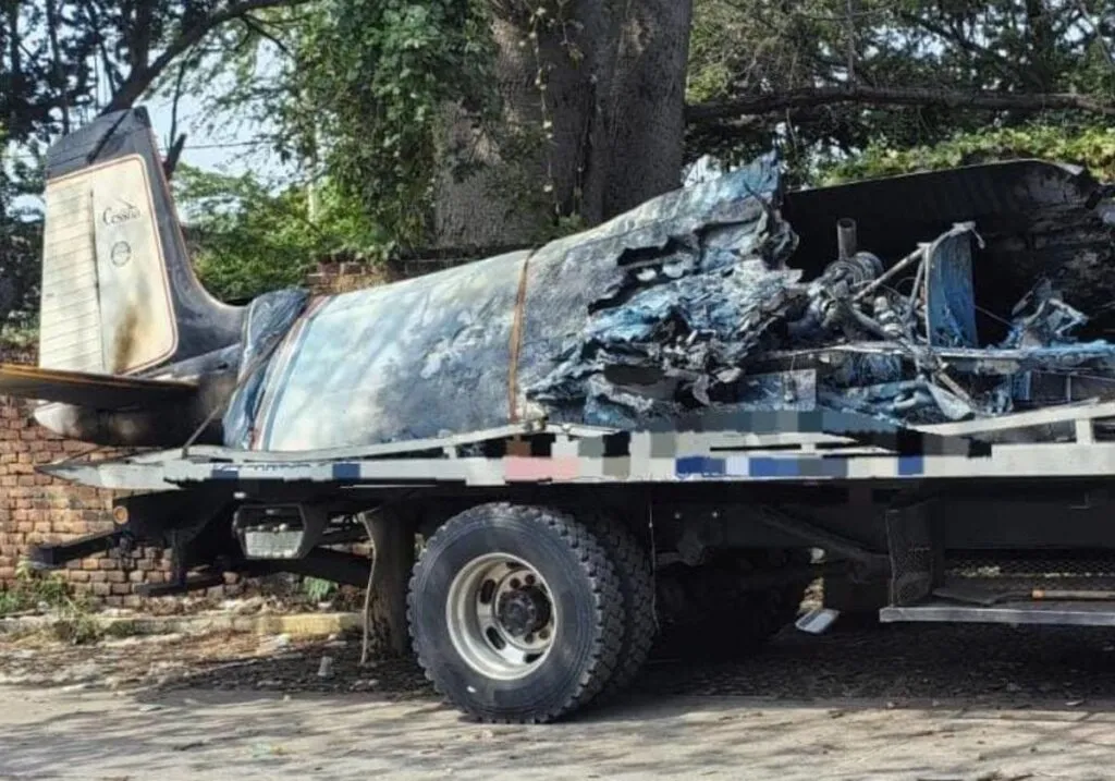Sujetos encapuchados queman una avioneta Cessna en un hangar de Parácuaro, Michoacán