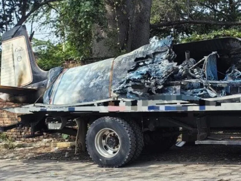 Sujetos encapuchados queman una avioneta Cessna en un hangar de Parácuaro, Michoacán