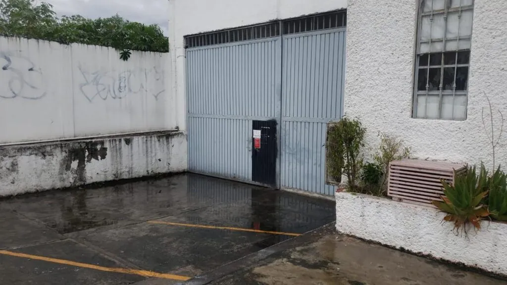 toman oficinas de la SEE en protesta por violaciones laborales