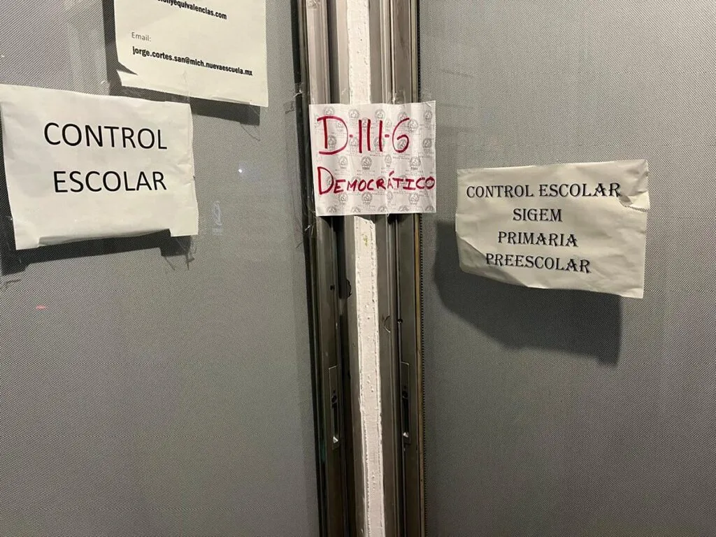 Trabajadores de la D-III-6 toman oficinas de la SEE en protesta por violaciones laborales