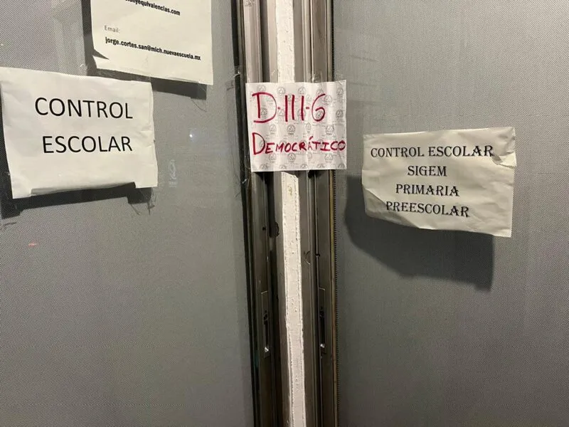 Trabajadores de la D-III-6 toman oficinas de la SEE en protesta por violaciones laborales