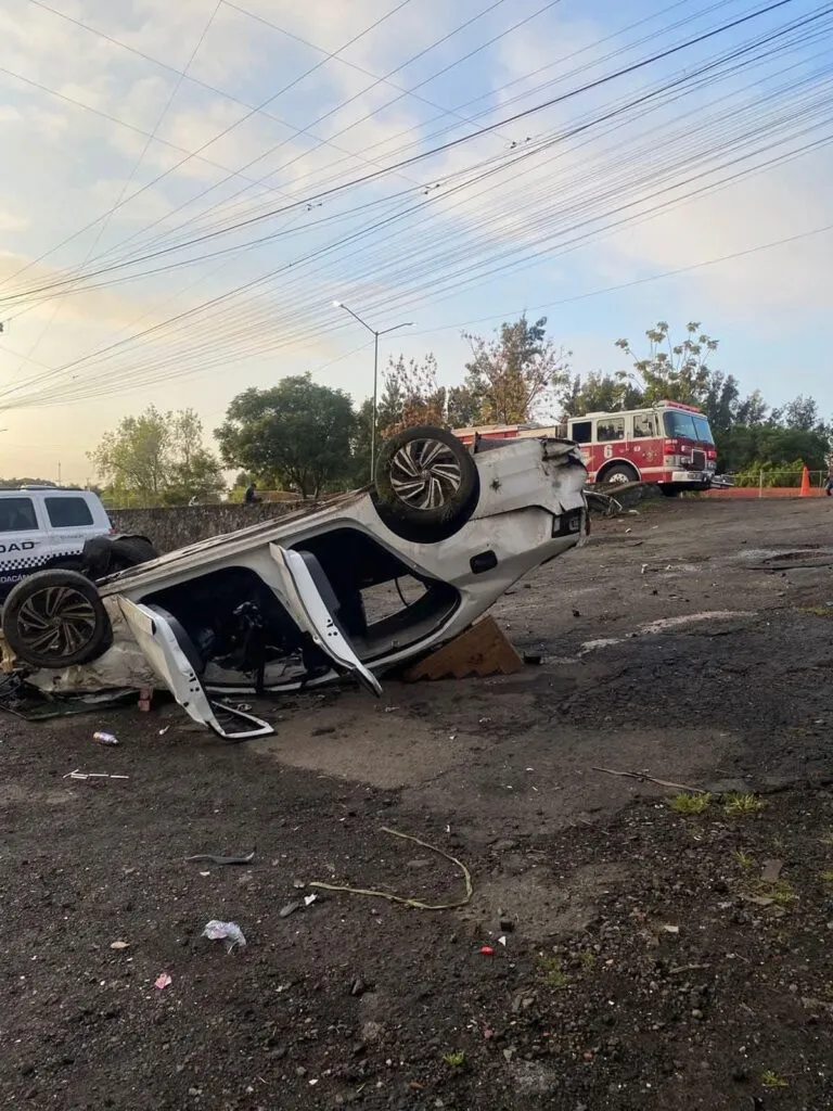 Tras aparatoso accidente vehicular, tres personas lesionadas en Morelia