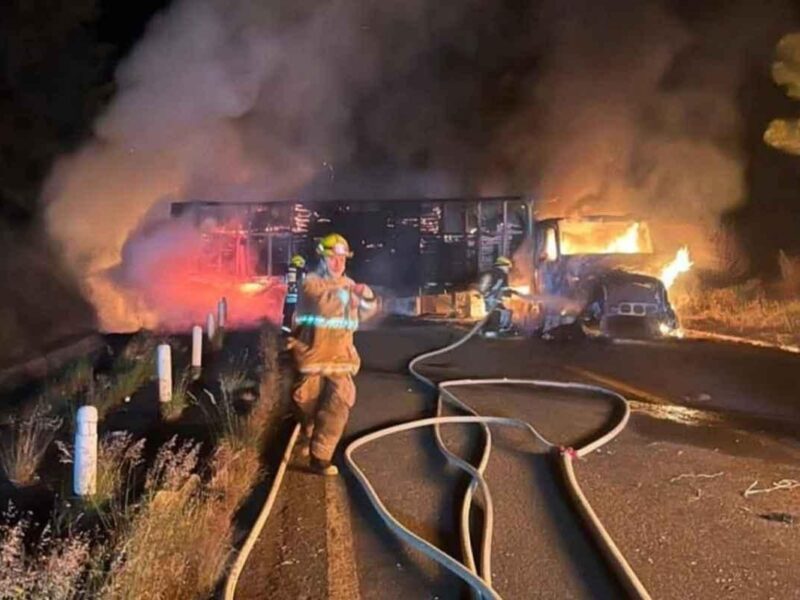 Tres tráilers incendiados y vehículos baleados en Michoacán